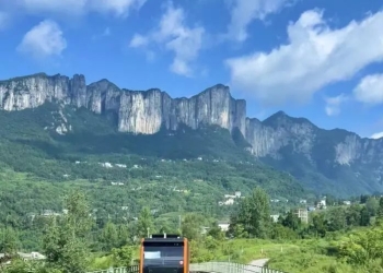 【暑假|恩施】(亲子)屏山峡→恩施大峡谷→曜天眼天坑→宣恩夜景→腾龙洞→清江古河床徒步→狮子关→土司城→探秘北纬30度恩施6日游