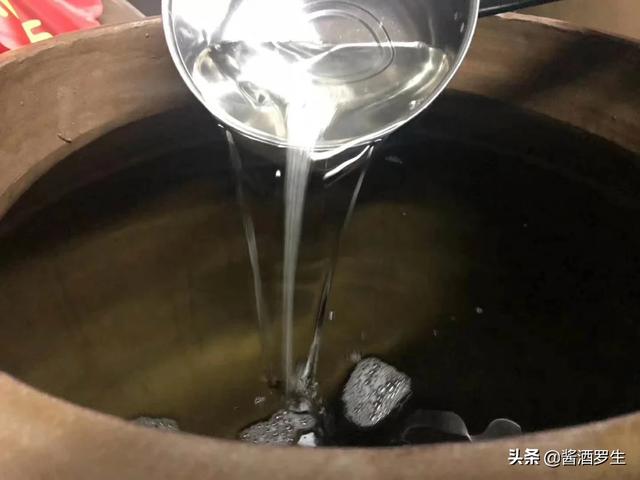 茅台镇上的酱香散酒，真的有可以跟飞天茅台口感相媲美的吗？w4.jpg