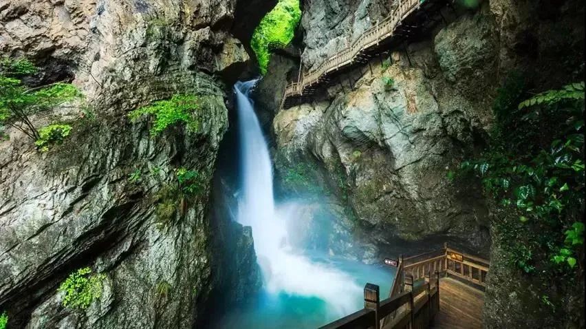 湖北全景精华游~长江三峡游船、三峡大坝、黄鹤楼、荆州古城、三峡大瀑布、神农架天生桥、恩施大峡谷云龙河地缝、梭布亚石林、女儿城七天w51.jpg