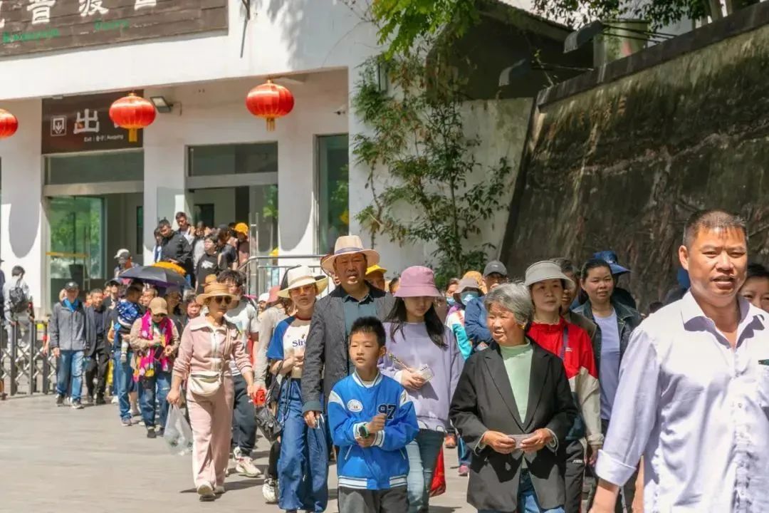 8.4万!三峡大坝旅游区火上央视!w18.jpg