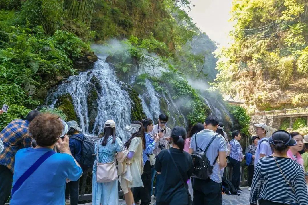 8.4万!三峡大坝旅游区火上央视!w22.jpg