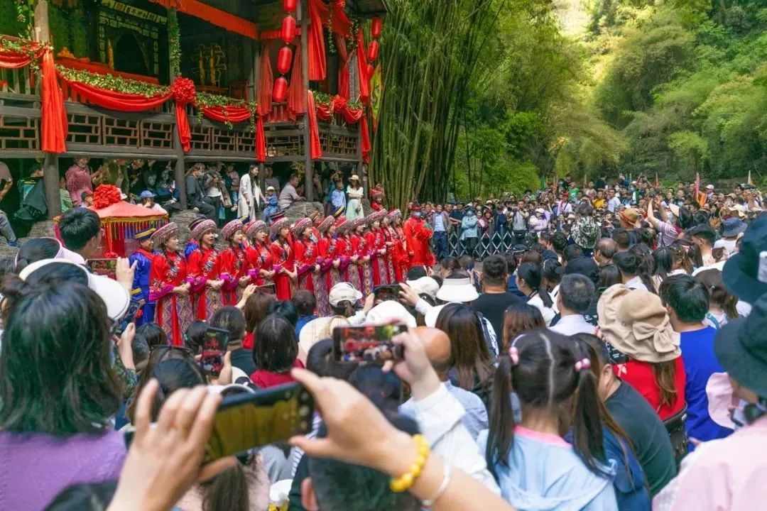 8.4万!三峡大坝旅游区火上央视!w23.jpg