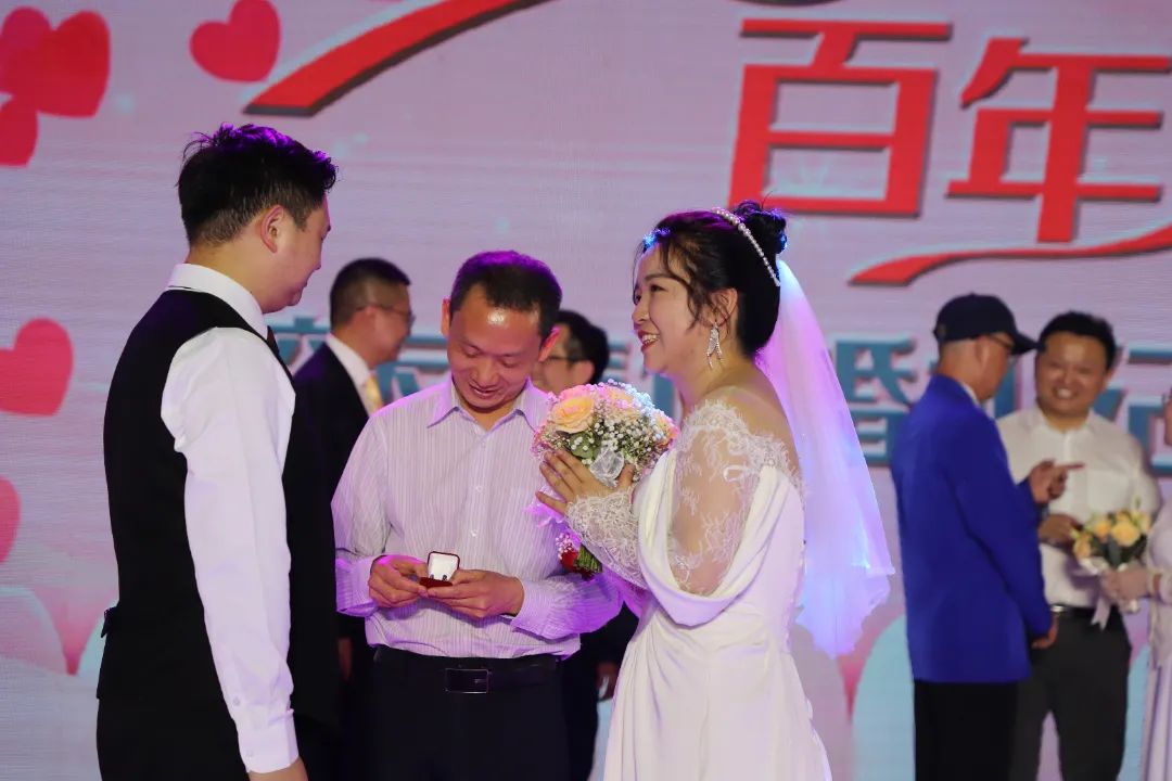 暖!三峡大学给自家学子办集体婚礼!w15.jpg