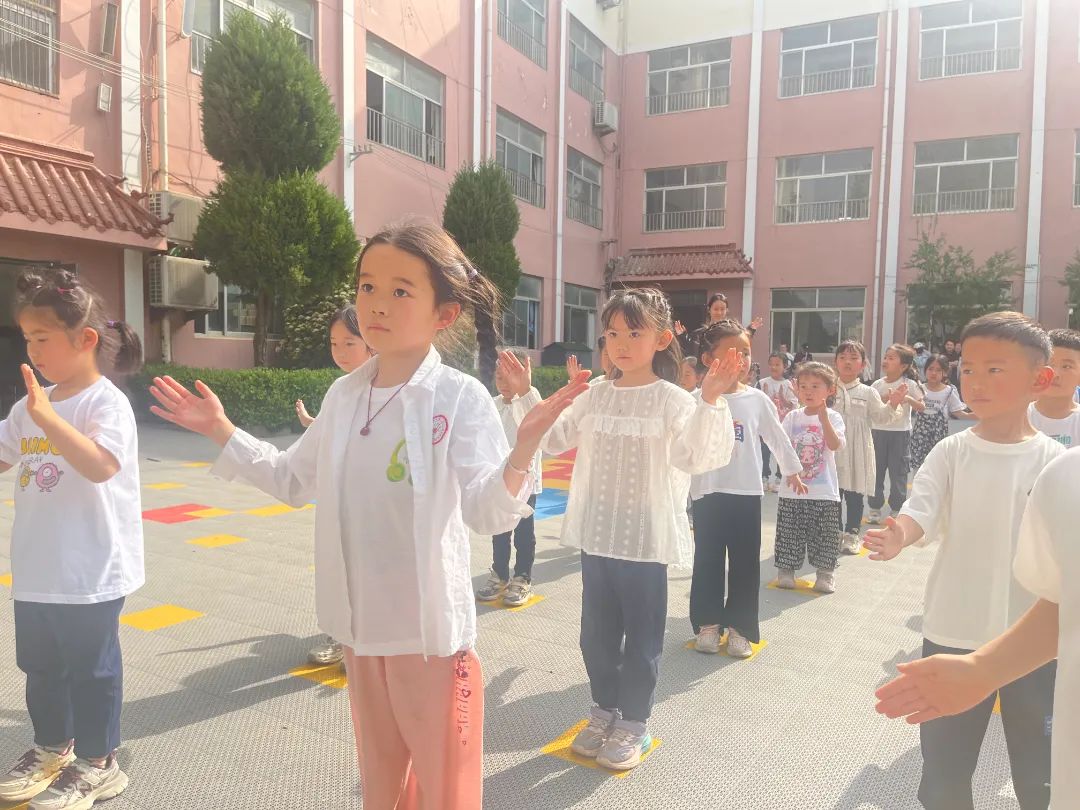 【全环境立德树人】“滑”出健康 “溜”出特色——牡丹中心幼儿园2025春季亲子运动会w39.jpg