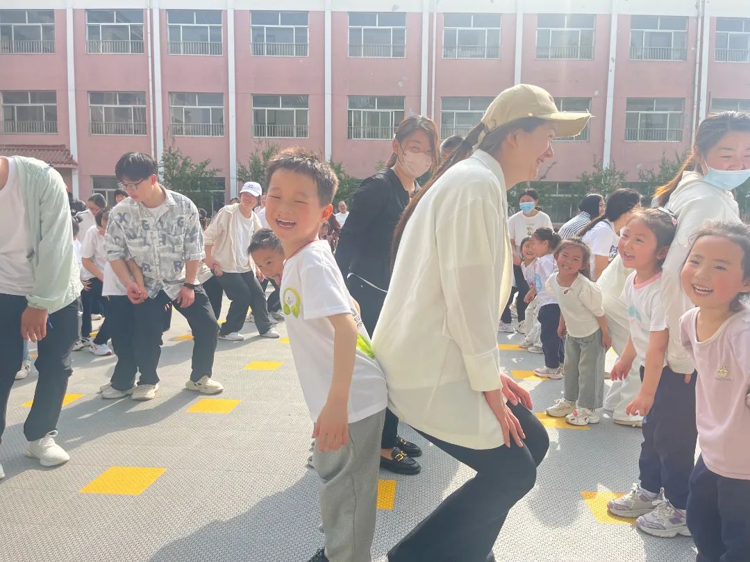 【全环境立德树人】“滑”出健康 “溜”出特色——牡丹中心幼儿园2025春季亲子运动会w52.jpg