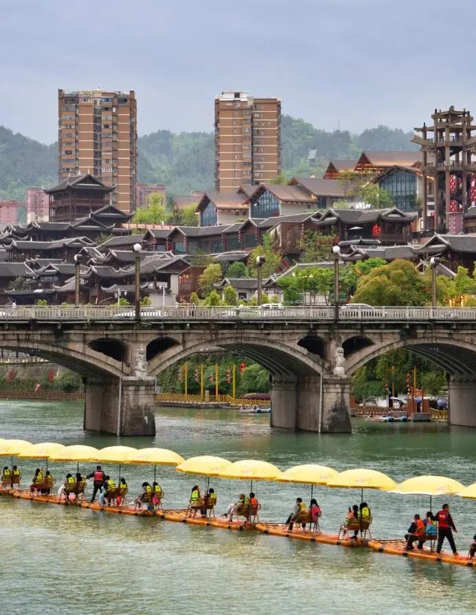 【暑假|恩施】(亲子)屏山峡→恩施大峡谷→曜天眼天坑→宣恩夜景→腾龙洞→清江古河床徒步→狮子关→土司城→探秘北纬30度恩施6日游w62.jpg