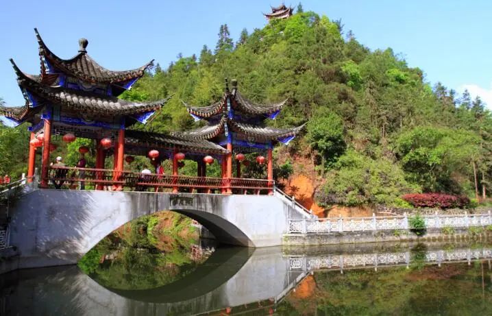 【暑假|恩施】(亲子)屏山峡→恩施大峡谷→曜天眼天坑→宣恩夜景→腾龙洞→清江古河床徒步→狮子关→土司城→探秘北纬30度恩施6日游w78.jpg