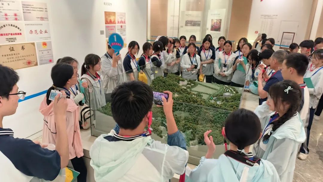 品文化、歆匠心、攀高峰、创世界——宜昌市三峡高级中学高一年级2025年春季研学旅行活动圆满结束!w45.jpg