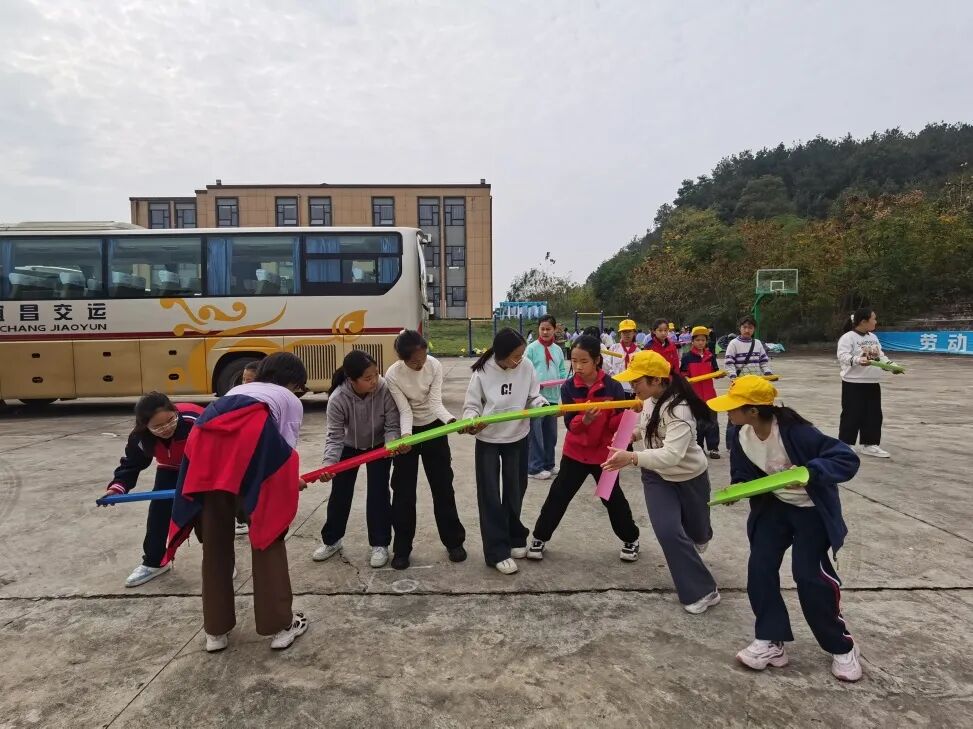 夷陵区冯家湾小学黄柏河校区四五六年级2025年秋季研学旅行活动圆满结束!w270.jpg