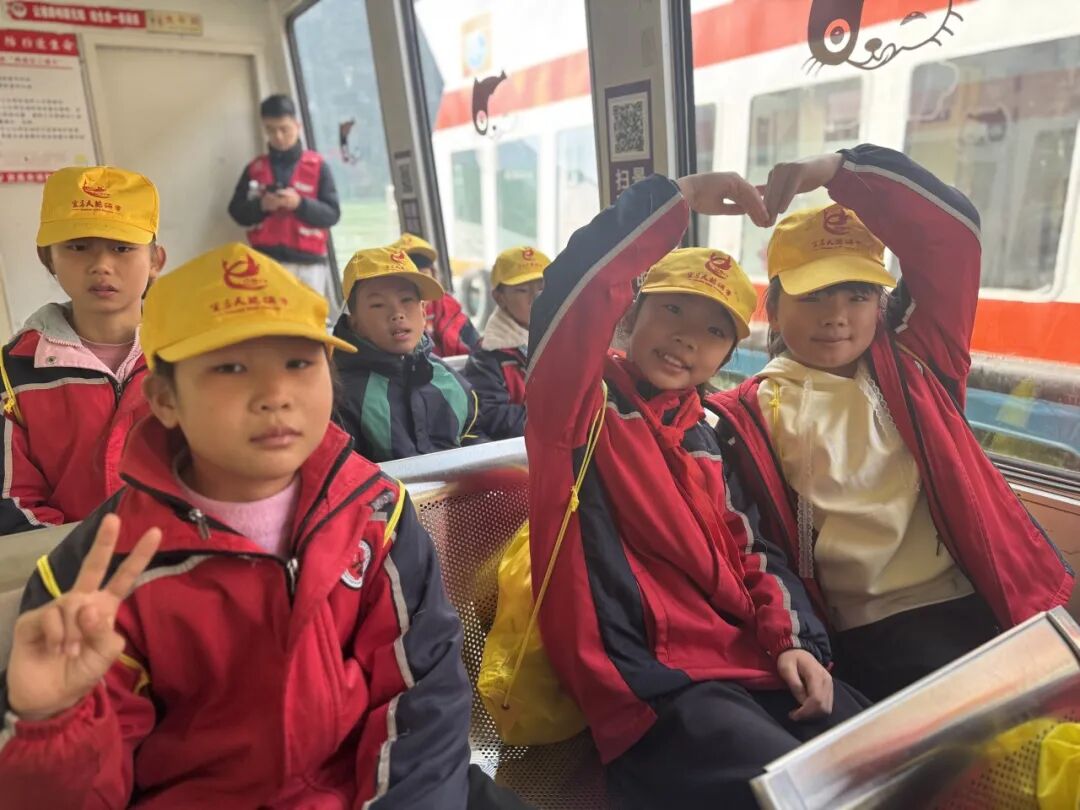 宜昌市夷陵区鸦鹊岭中心小学四年级2025年秋季研学旅行活动圆满结束!w160.jpg