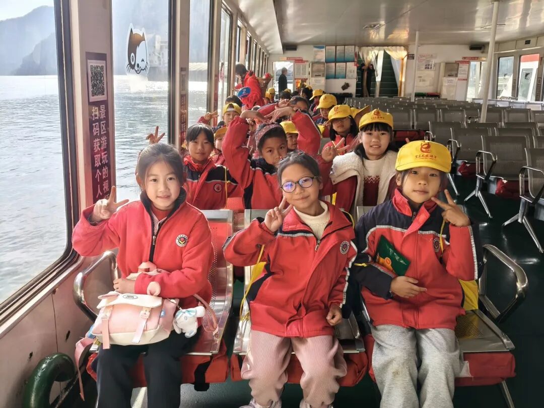 宜昌市夷陵区鸦鹊岭中心小学四年级2025年秋季研学旅行活动圆满结束!w162.jpg