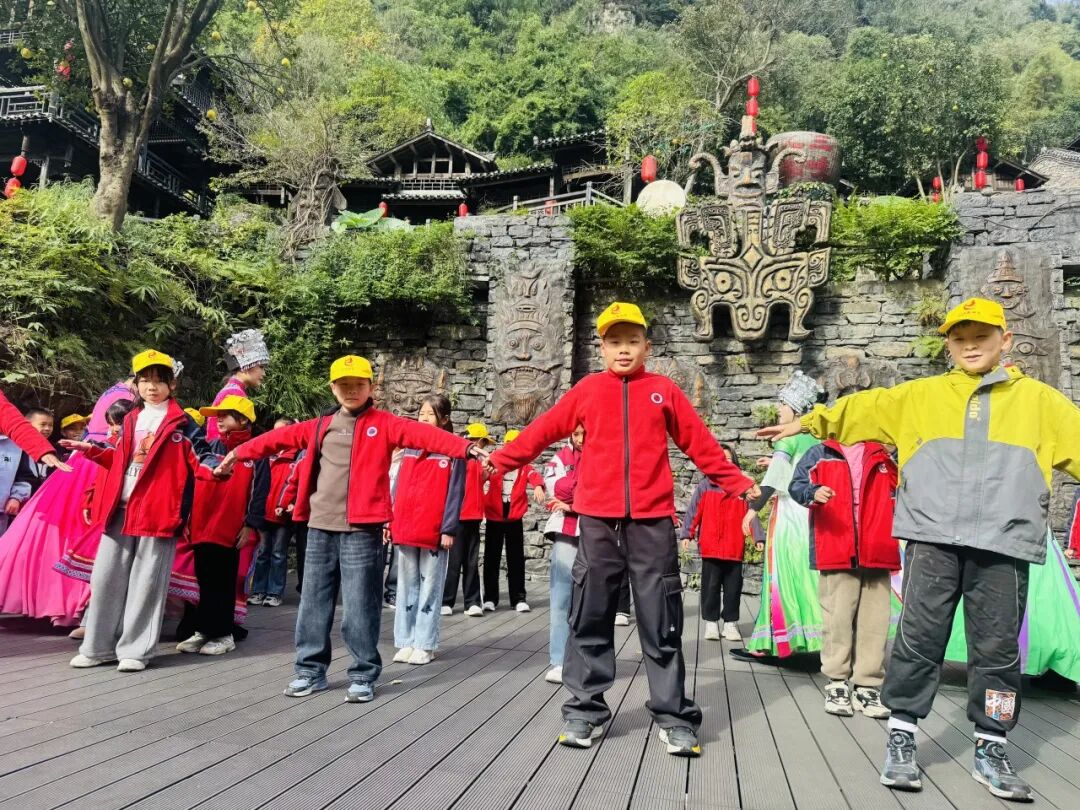 宜昌市夷陵区鸦鹊岭中心小学四年级2025年秋季研学旅行活动圆满结束!w184.jpg