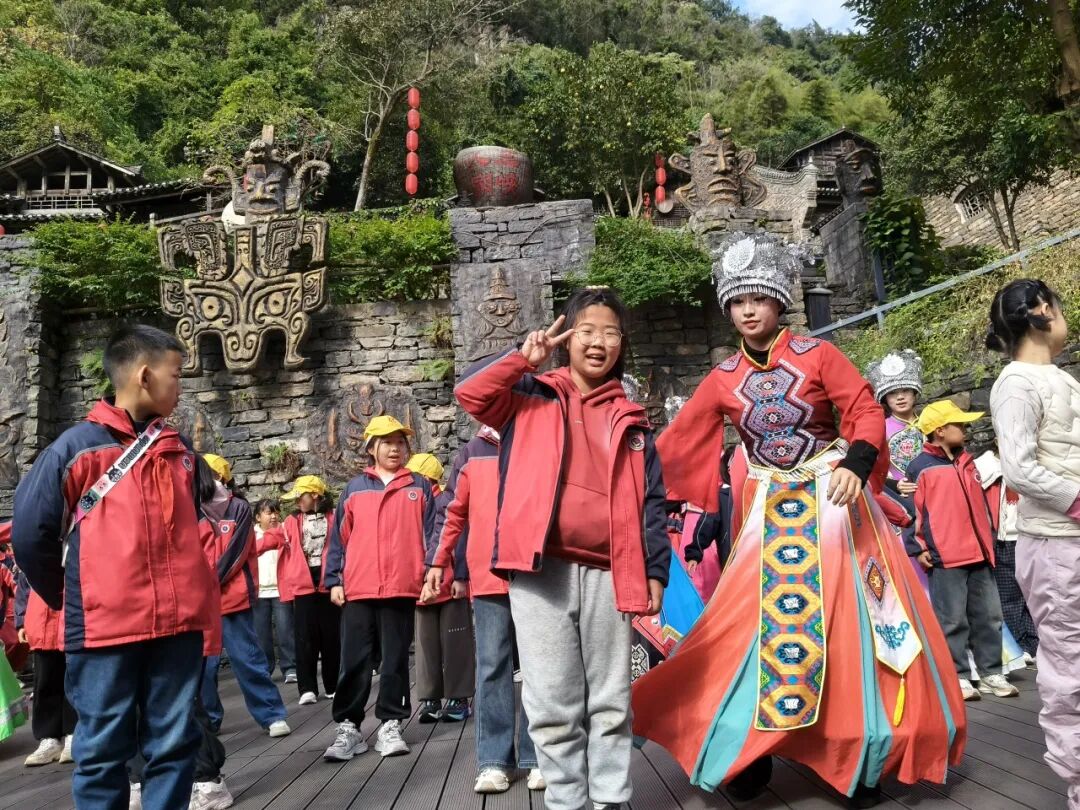 宜昌市夷陵区鸦鹊岭中心小学四年级2025年秋季研学旅行活动圆满结束!w185.jpg