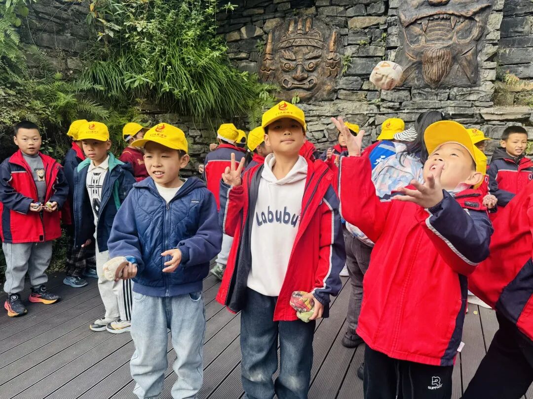 宜昌市夷陵区鸦鹊岭中心小学四年级2025年秋季研学旅行活动圆满结束!w199.jpg