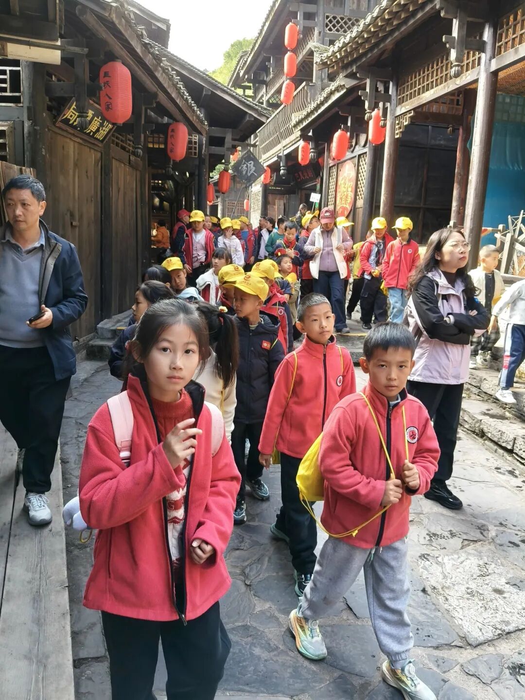 宜昌市夷陵区鸦鹊岭中心小学四年级2025年秋季研学旅行活动圆满结束!w225.jpg