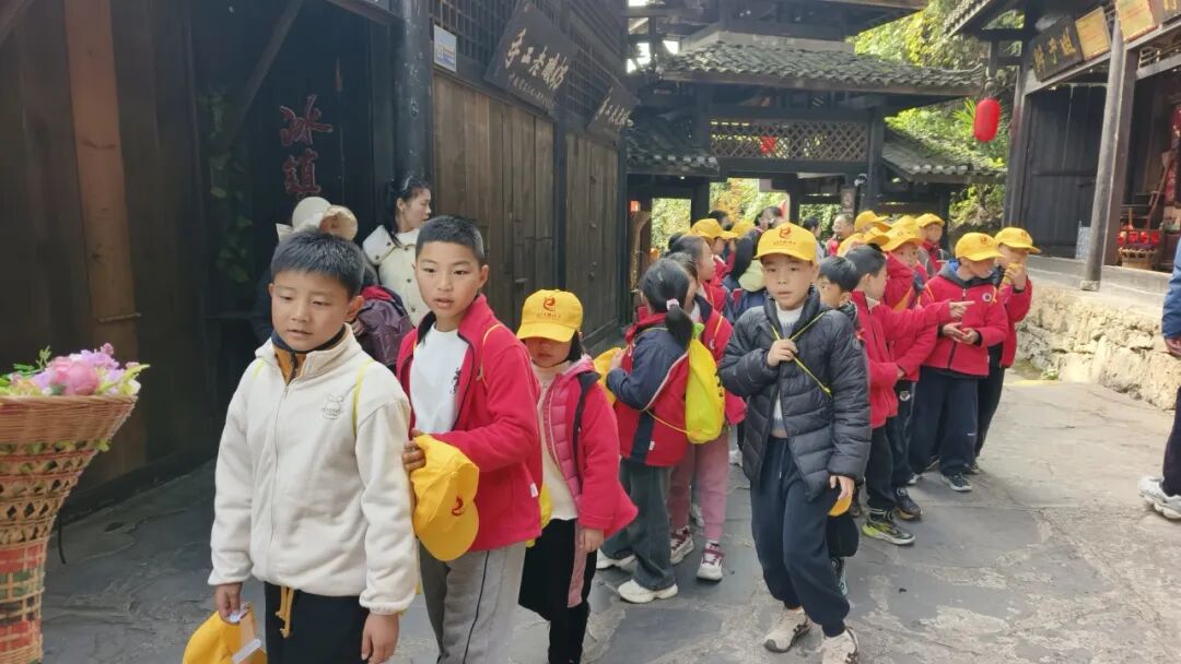 宜昌市夷陵区鸦鹊岭中心小学四年级2025年秋季研学旅行活动圆满结束!w228.jpg