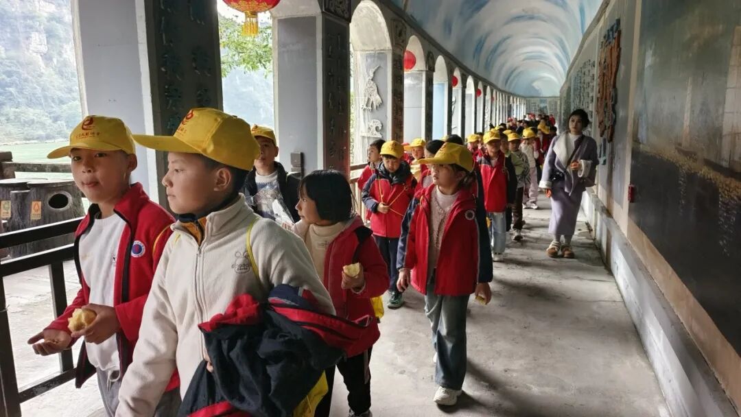 宜昌市夷陵区鸦鹊岭中心小学四年级2025年秋季研学旅行活动圆满结束!w241.jpg