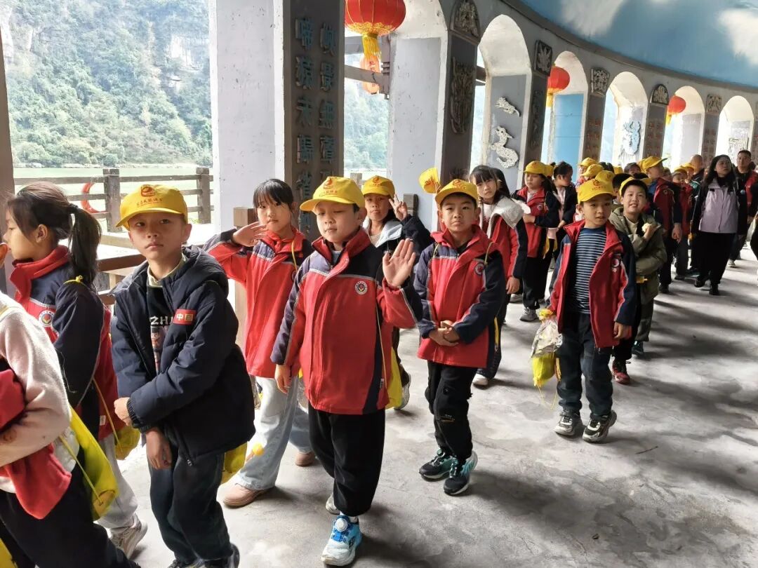 宜昌市夷陵区鸦鹊岭中心小学四年级2025年秋季研学旅行活动圆满结束!w240.jpg