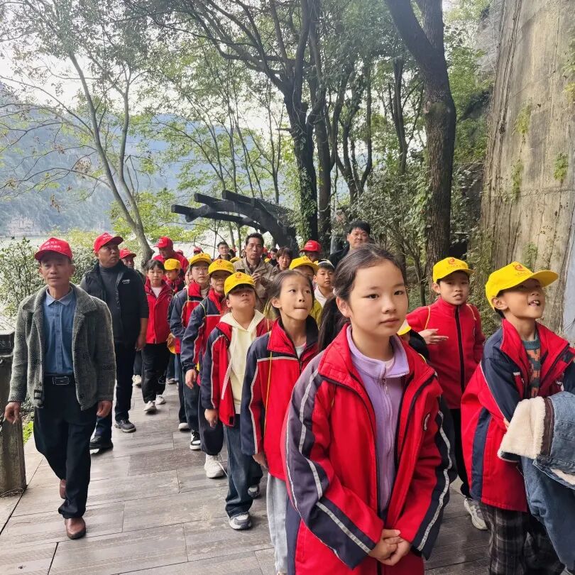 宜昌市夷陵区鸦鹊岭中心小学四年级2025年秋季研学旅行活动圆满结束!w244.jpg