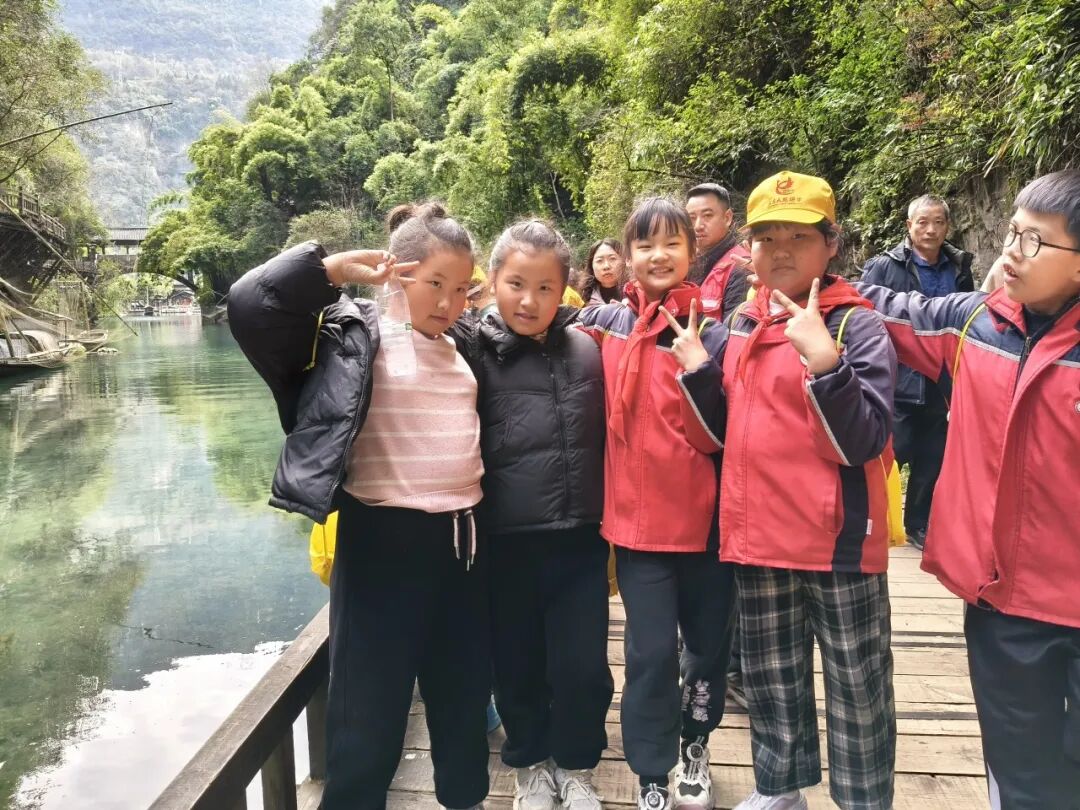宜昌市夷陵区鸦鹊岭中心小学四年级2025年秋季研学旅行活动圆满结束!w250.jpg