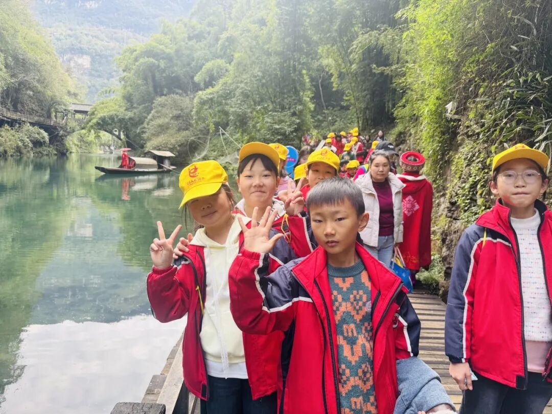 宜昌市夷陵区鸦鹊岭中心小学四年级2025年秋季研学旅行活动圆满结束!w249.jpg