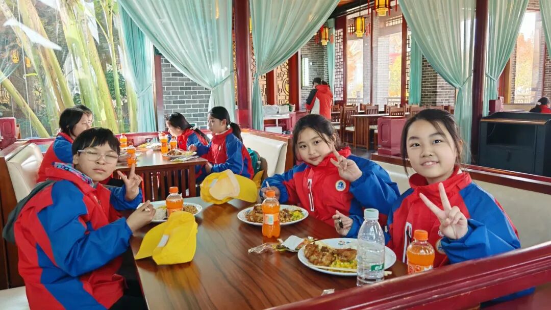 夷陵区乐天溪镇三峡小学六年级2025年秋季研学旅行活动圆满结束!w58.jpg