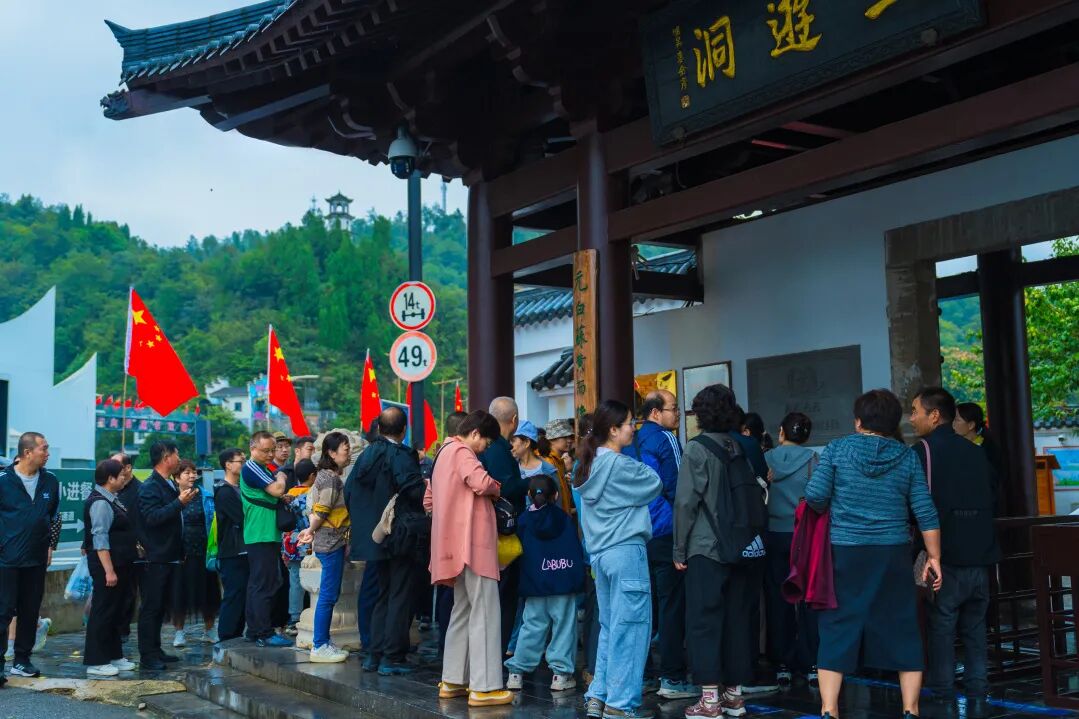 购一张宜昌旅游年卡,带你从历史的回响中,走进山河的现场!《得闲谨制》同款宜昌,等你来打卡w31.jpg